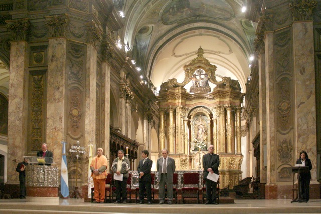 Bergoglio w Argentynie w 2007 roku, gdzie obchodzono 10 rocznicę powstania URI w Ameryce Łacińskiej w Katedrze Metropolitalnej w Buenos Aires z „biskupem” Swing, Swami Pareshananda, Raulem Mamani, Beytullah Cholak, rabinem Sztokmanem oraz Marią Crespo.